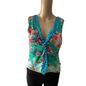 Chaundry Sports V-Neck butterfly and flower print size M top